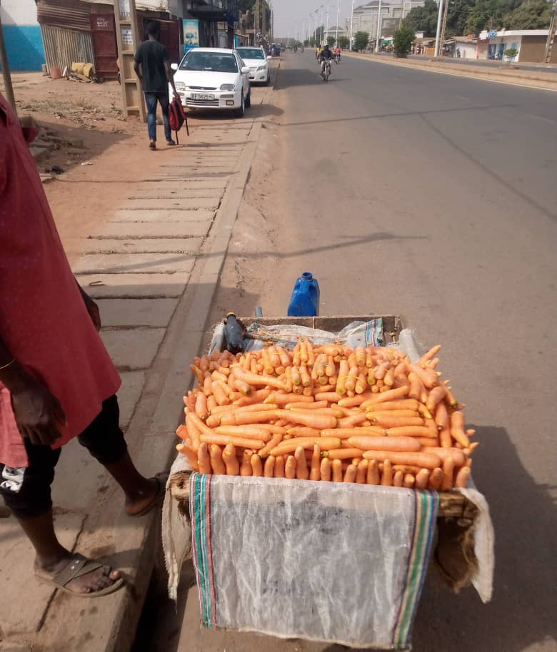 VENTE À LA SAUVETTE DES CAROTTES IMPORTEES A PARAKOU. Un business qui défie toutes règles de concurrence et d’hygiène